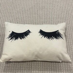 Eyelash Print Cream Pillow